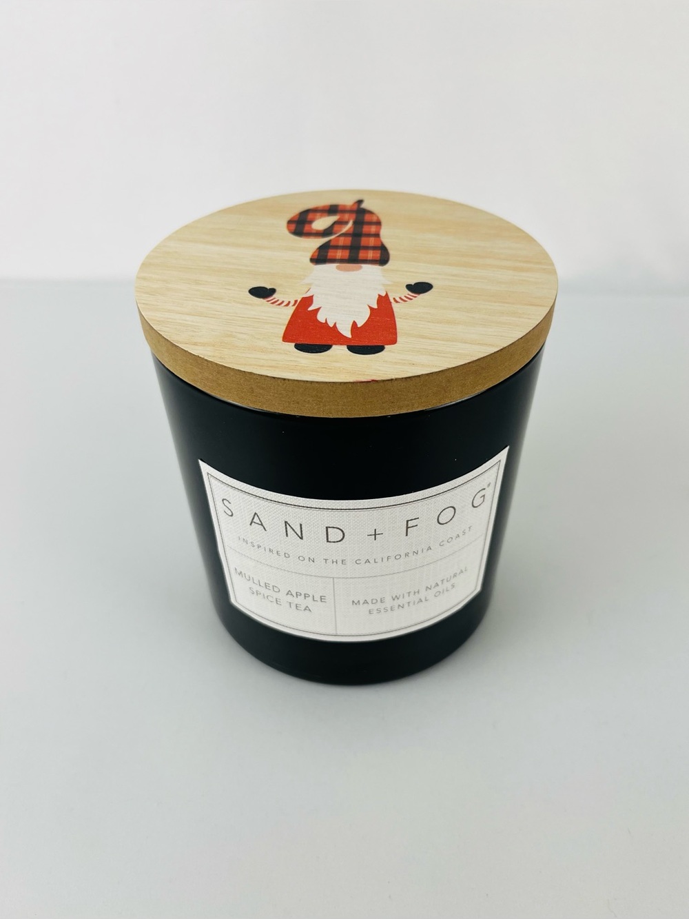 NWT Sand + Fog Mulled Apple Spice Tea Large 3 Wick 21oz Black Jar Gnome Wood Lid